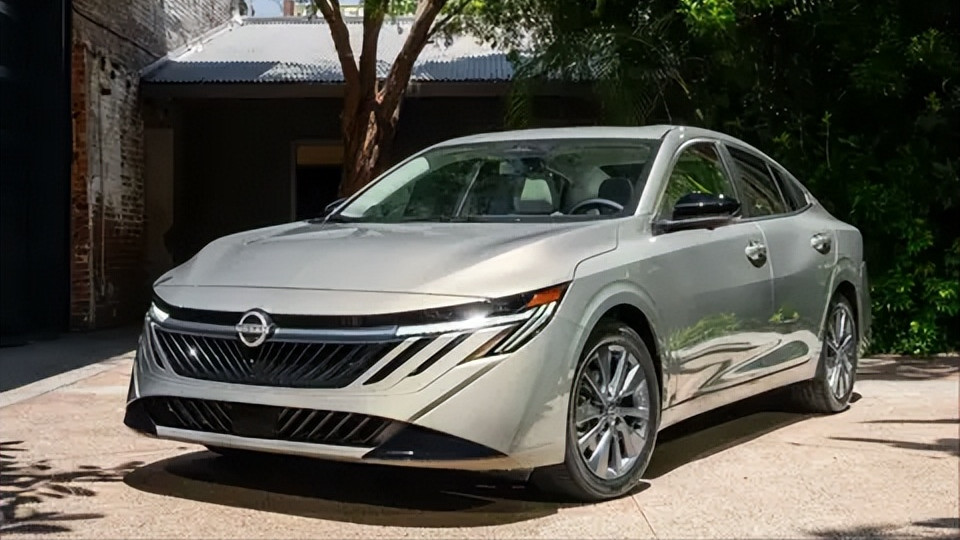 日产轩逸更新归来！全新外观更炫酷， 搭载2.0升动力，换装双联屏