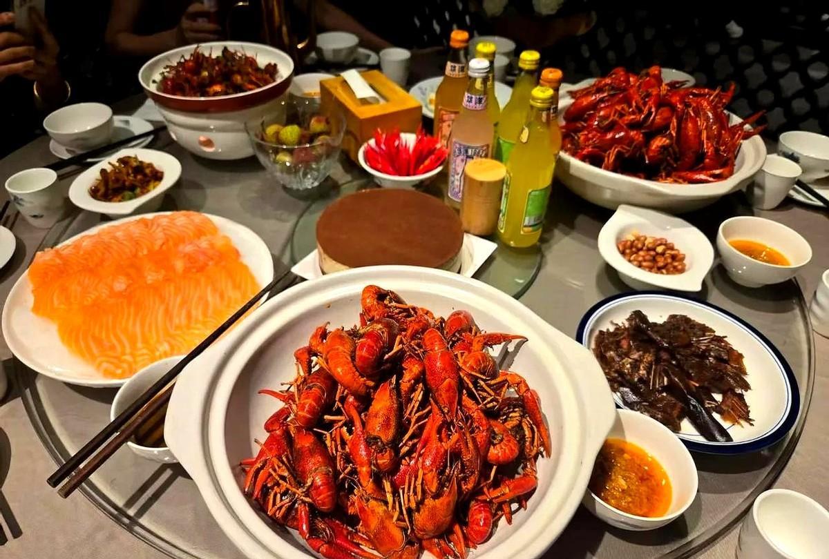 前几年一直流行00后整顿职场，现在几乎没人提了，因为整顿几年后，终于找不到工作了