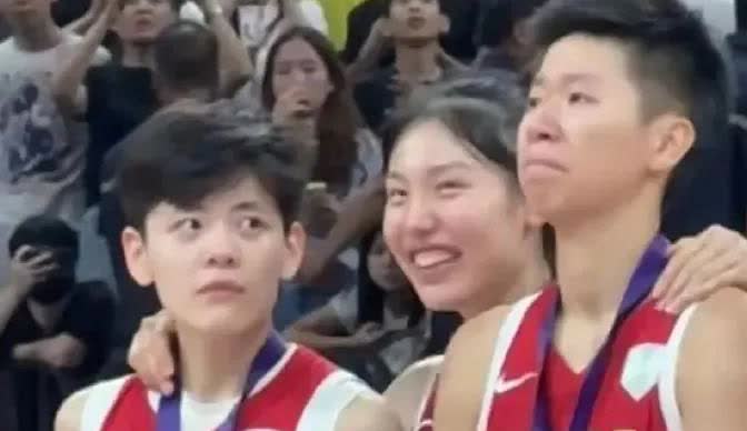 亚洲杯仅获季军，只有她表情轻松，手搭在黄思静和杨舒予的肩膀上露出笑容。
中国女