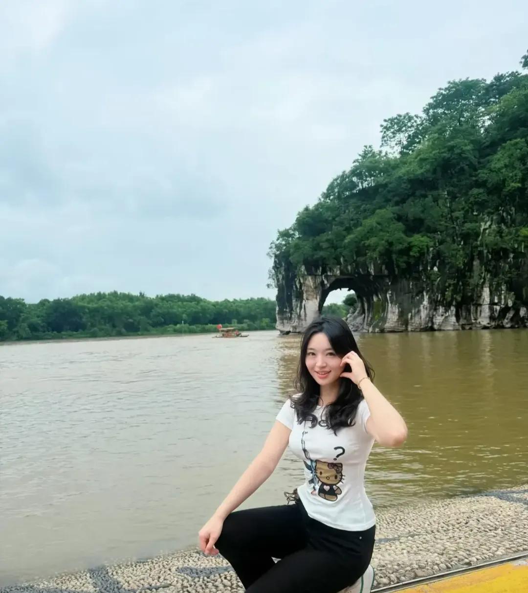闺蜜女儿的男朋友，985毕业，事业单位工作，家庭条件优越。



这小伙子真是万