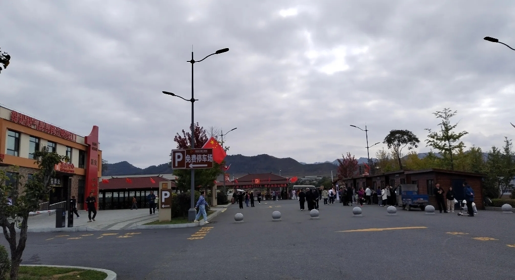吉林集安，参观鸭绿江国门是收费的，六十，这个令我有些意外。
多年以前，我曾在集安