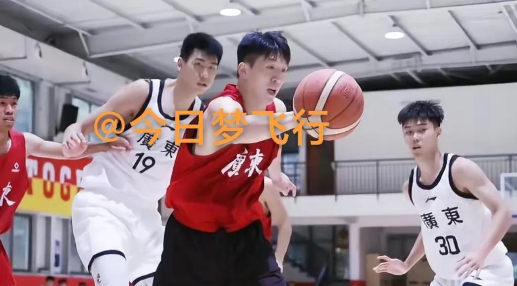 徐昕、黄明依在深圳备战训练，下赛季继续留在广东队！
广东宏远球员徐昕、黄明依、李