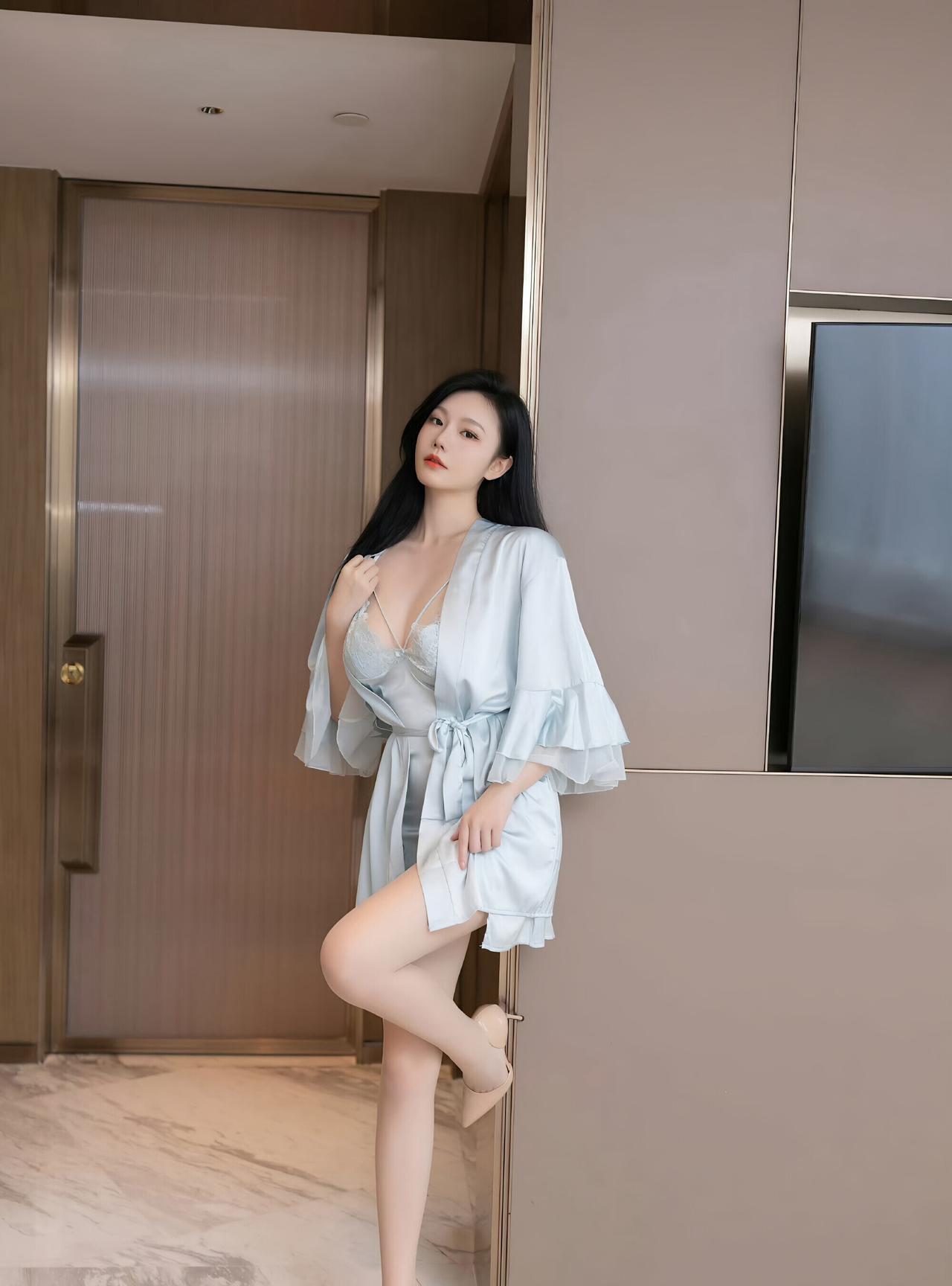 优雅气质，浅蓝色露肩睡衣，尽显女性魅力！