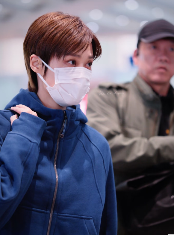 李宇春又在机场走秀了
带妆的小脸蛋真精致
怎么随便走两步都是超模范儿啊我服了
l
