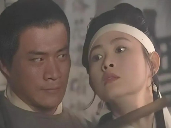 1998年，“武松”丁海峰与饰演“潘金莲”的王思懿之间传出绯闻，当丁海峰的妻子听