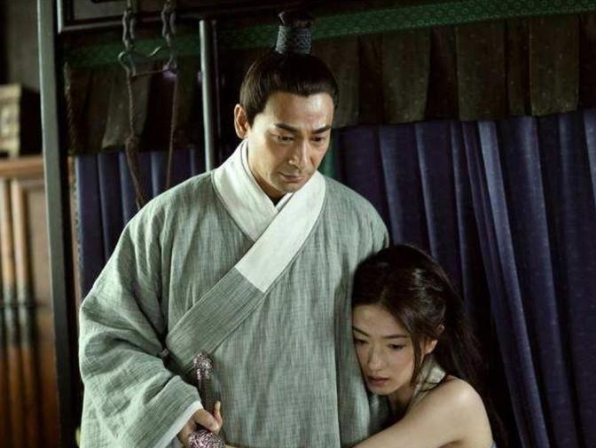 1561年，戚继光在外偷偷纳了小妾，并生了5个儿子，妻子王氏得知后，抄起一把长刀