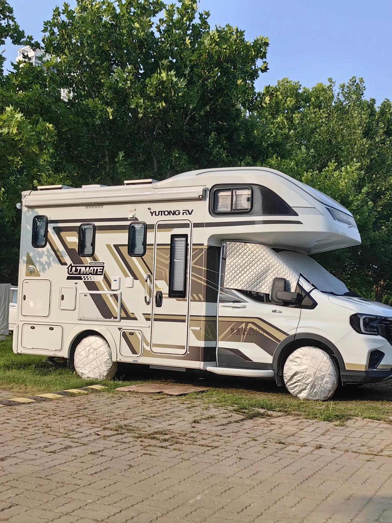 现在是旅游旺季，海边的公园里停着许多这样的房车。
在我的认知里，这样的自驾游其实