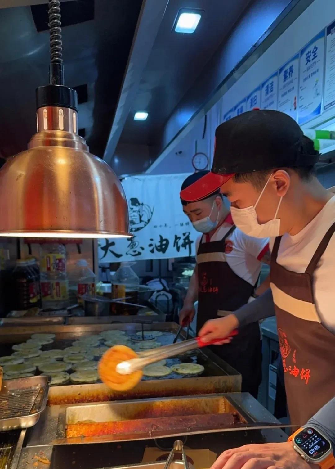 阿大葱油饼今年4月份满血复活，但被资本拿捏住，最近双方闹翻。
今年吴根存父子的上
