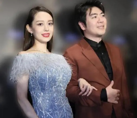 朗朗和吉娜刚谈恋爱时，他把女友带回家见自己的父母。没想到这第一次见面，朗朗父亲就