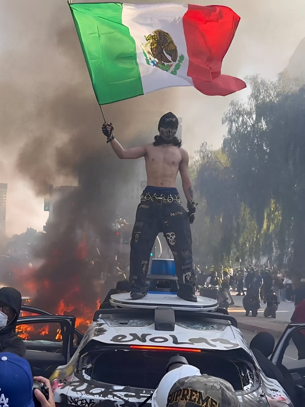 移民抗议玩砸了变成了反面教材











美国洛杉矶街头，一场本该表达
