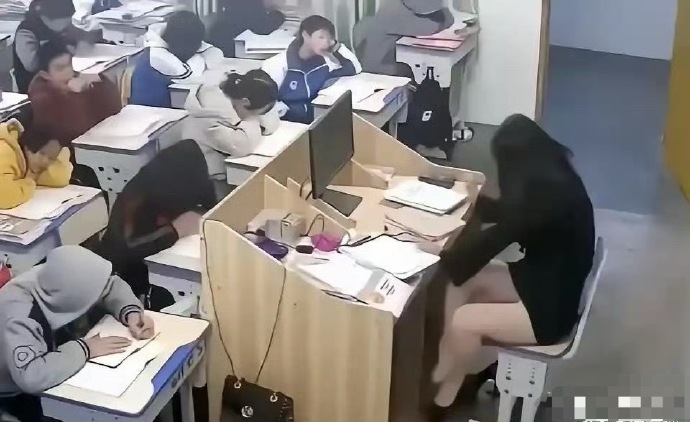学校的监控到底是看学生还是看老师？ ​