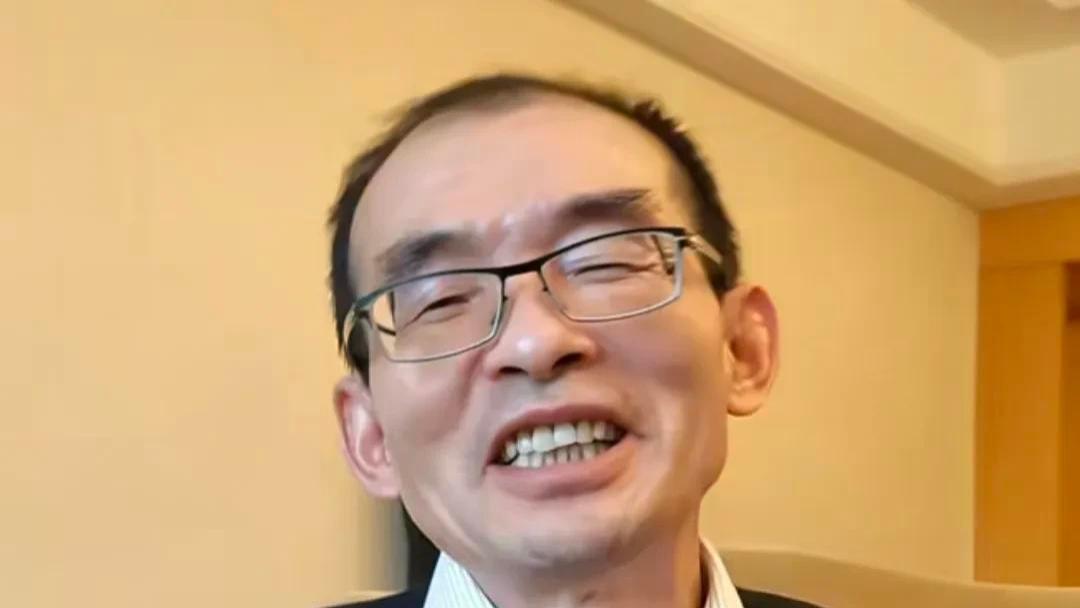 谢浩男后续！父亲一天连发7条动态：全家逛街购物，儿子正装亮相