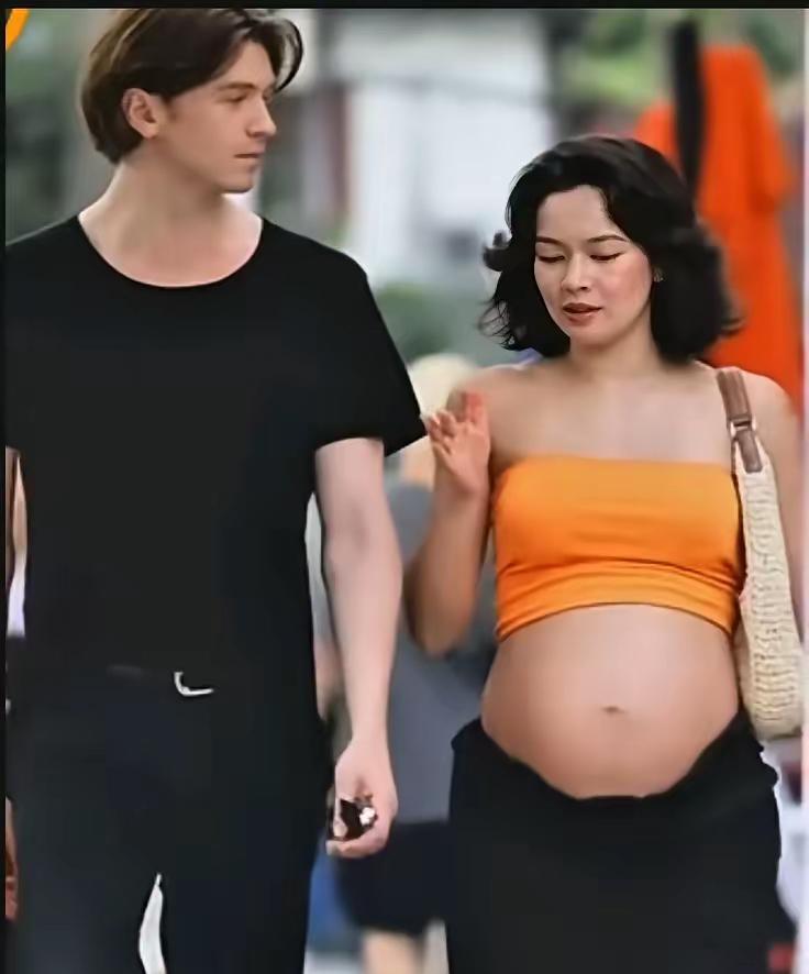 上海街头的一对情侣，怀孕的女生打扮的真洋气，善良又惹眼……
看长相，他们应该都是