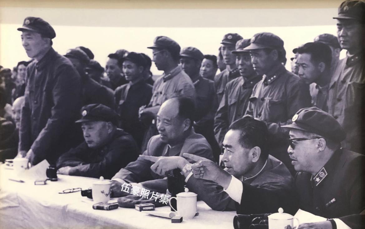 1964年6月，周恩来、贺龙、彭真、陈毅、罗瑞卿等观看中国人民解放军北京部队的训