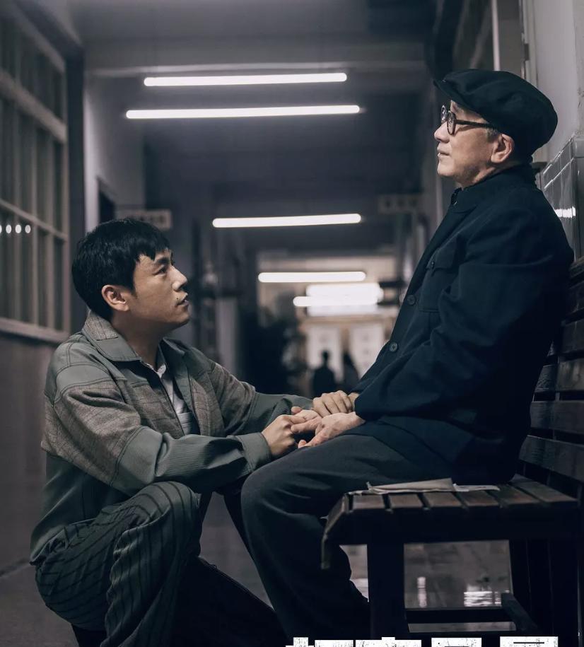 《扫毒风暴》中邓师傅成为了卢少桦的第二个替死鬼啊！
警察已经找到他们厂子里了，而