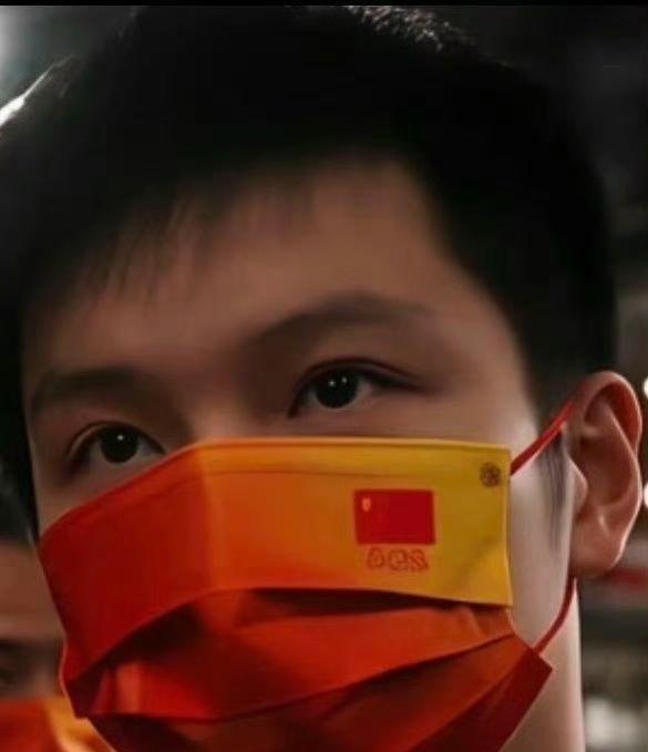 不知你发现了？樊振东的眼神特别迷人，看一眼就能让人深陷其中。
他的眼神中既有少年