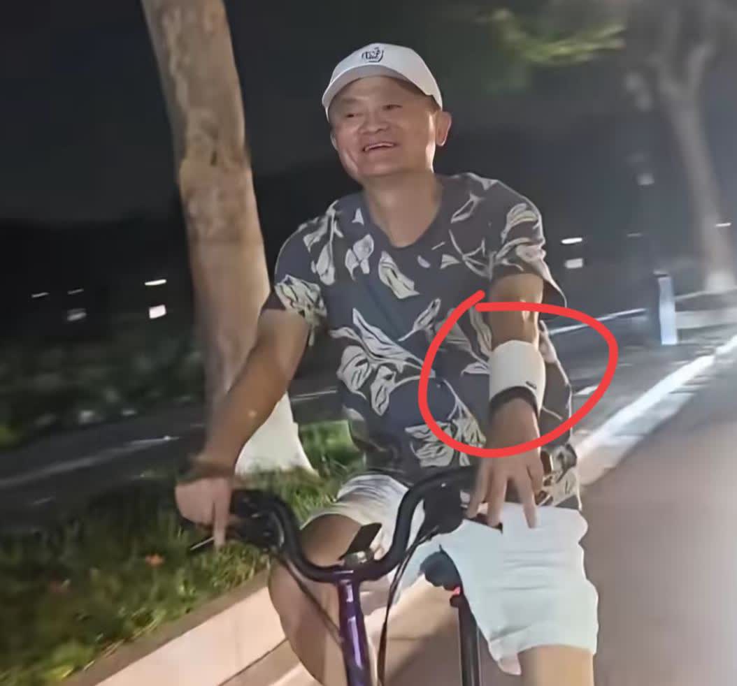 马云骑20000不到的

自行车我不意外他穿1300的

鬼冢虎家鞋子，