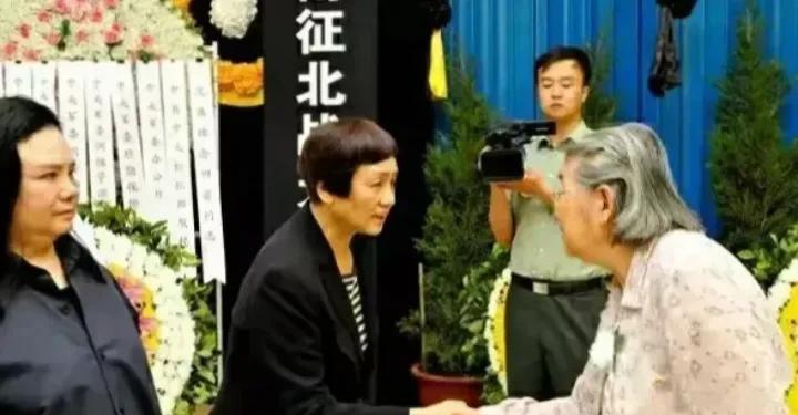 李敏送别许世友夫人田普，81岁的她能够出席，关系不一般。
这张照片拍摄于2017