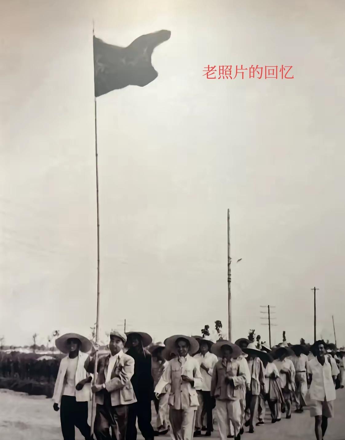 珍藏版老照片。
1958年6月，周恩来总理带领国务院机关工作人员前往北京十三陵水