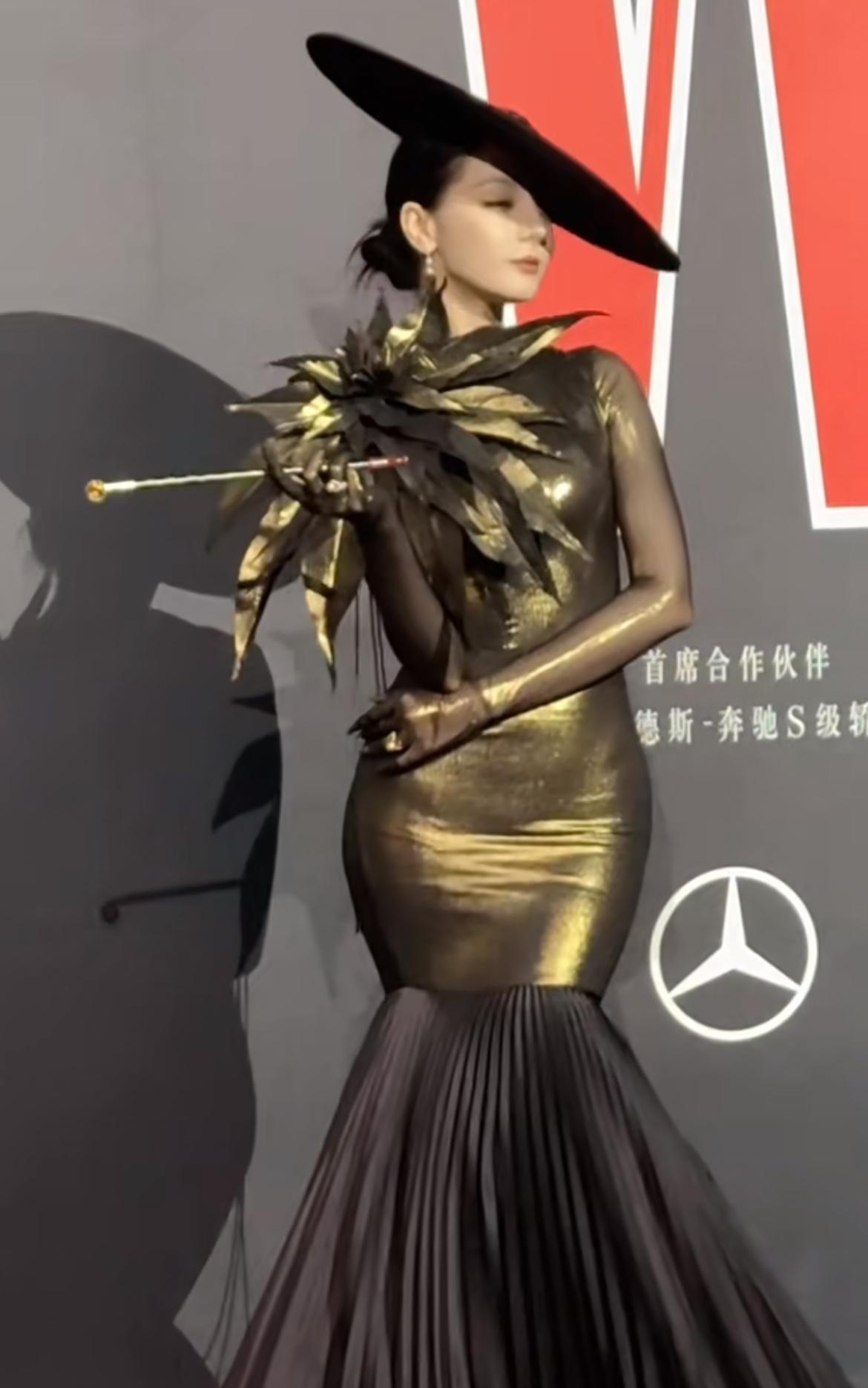这居然是迪丽热巴 差点没认出来！？
独特创新，果然是“红毯没有王法，只有迪丽热巴