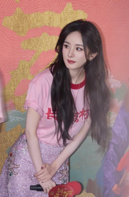 39岁的杨幂，这美少女感，太nice了。近日，杨幂参加活动美照，粉色系搭配真的好