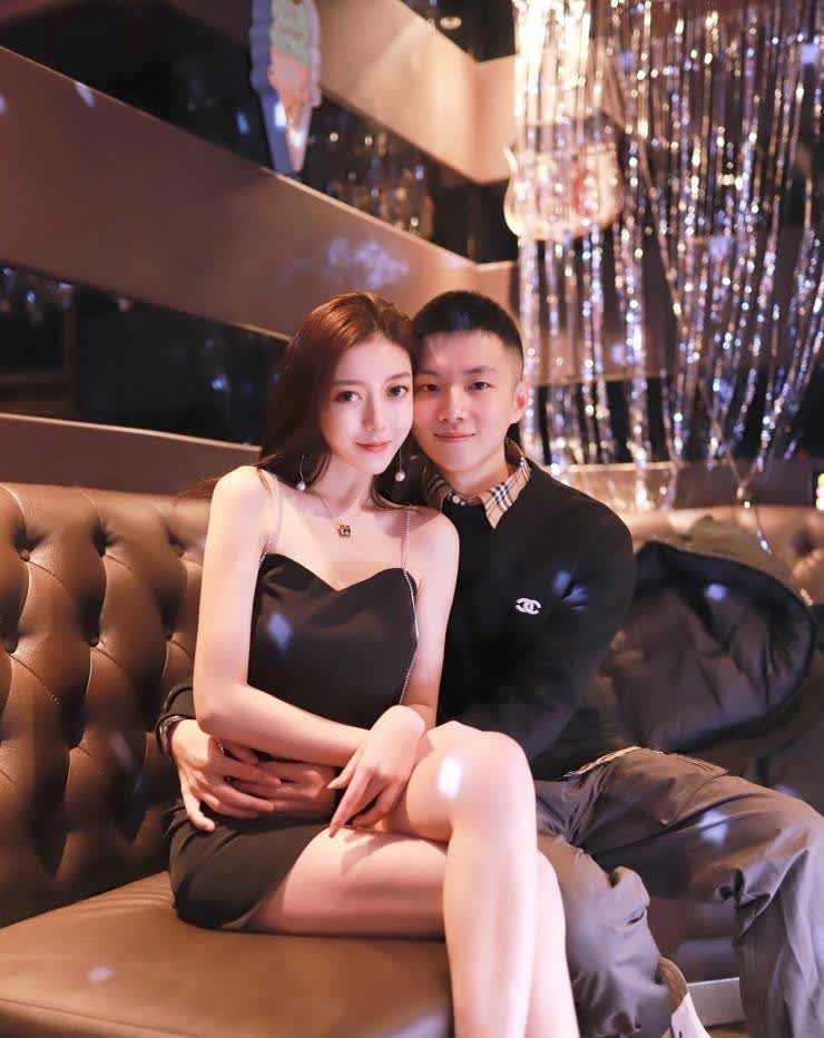 斯诺克冠军赵心童的感情故事，最近真是让人感慨。
前女友身材高挑，颜值出众，陪伴