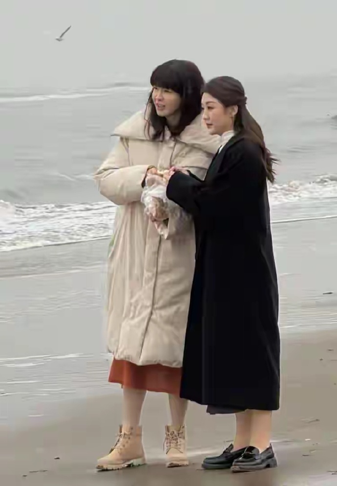 陈梦现身阿那亚海滩，这是路人偶遇合照还是在拍摄啊 ​​​