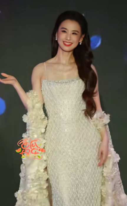 离婚以后面相都变了，
人也变年轻好看了，
真的很神奇！