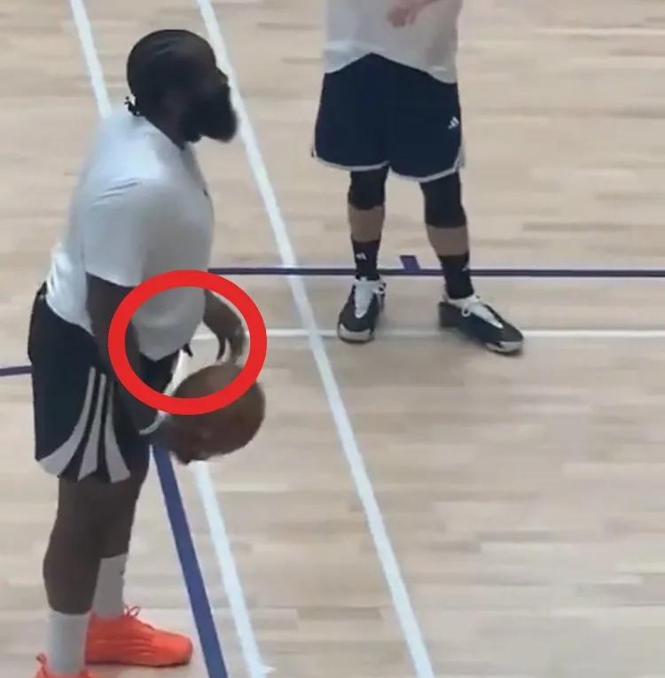 哈登真的有这么胖吗？
熟悉哈登的球迷应该知道，这是哈登训练的小习惯，肚子这儿塞毛