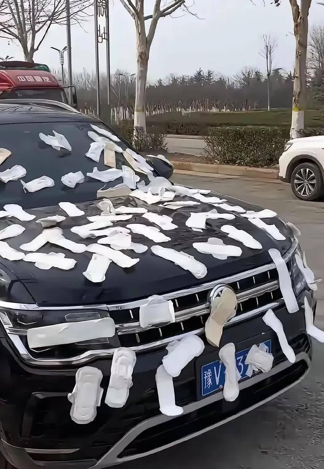 把车停在人家门口一天，还敢不留电话！这就是惩罚！