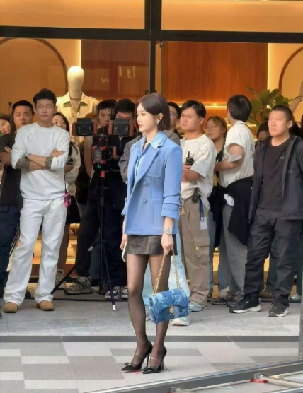 路人拍的秦岚生图，这状态看着一点都不像已经46岁了 ​​​