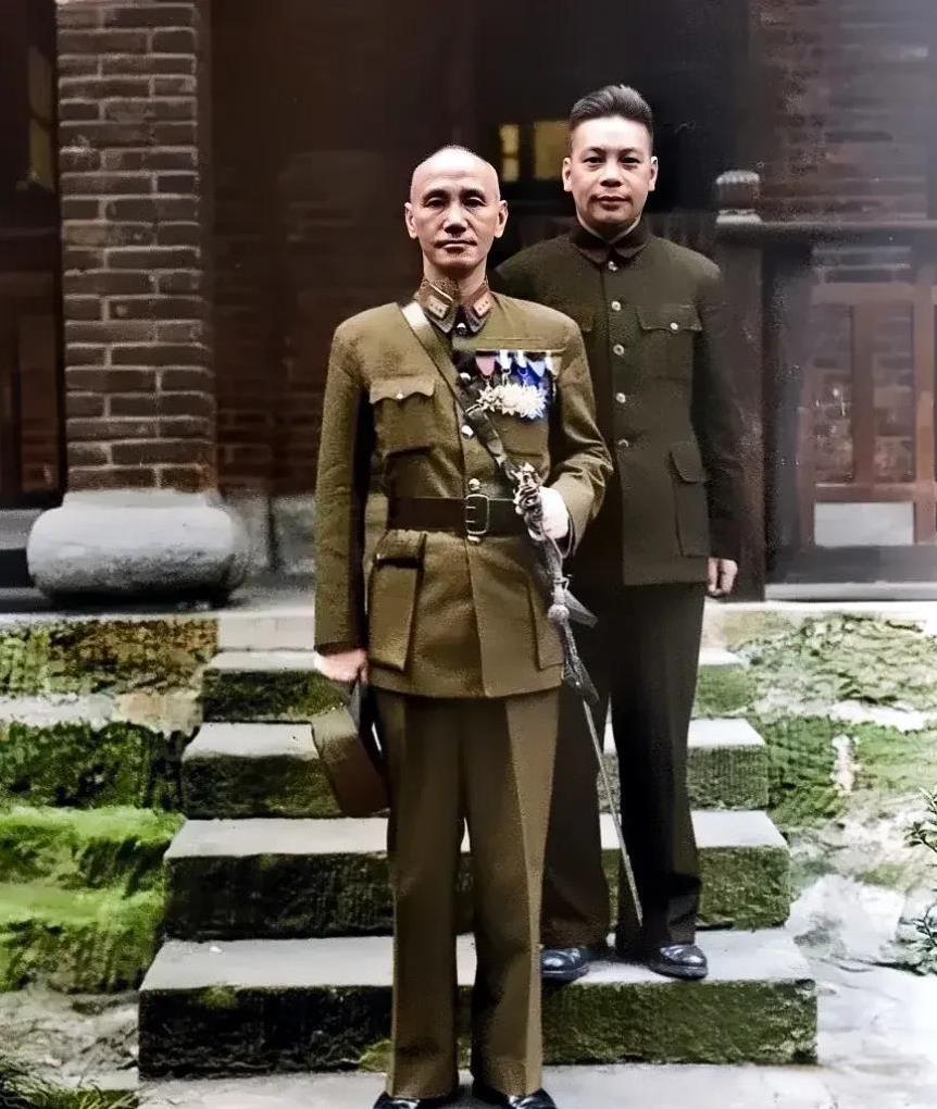 这张照片拍摄于1945年的重庆，这才是蒋中正与蒋经国的真实相貌，这并非演员所扮演
