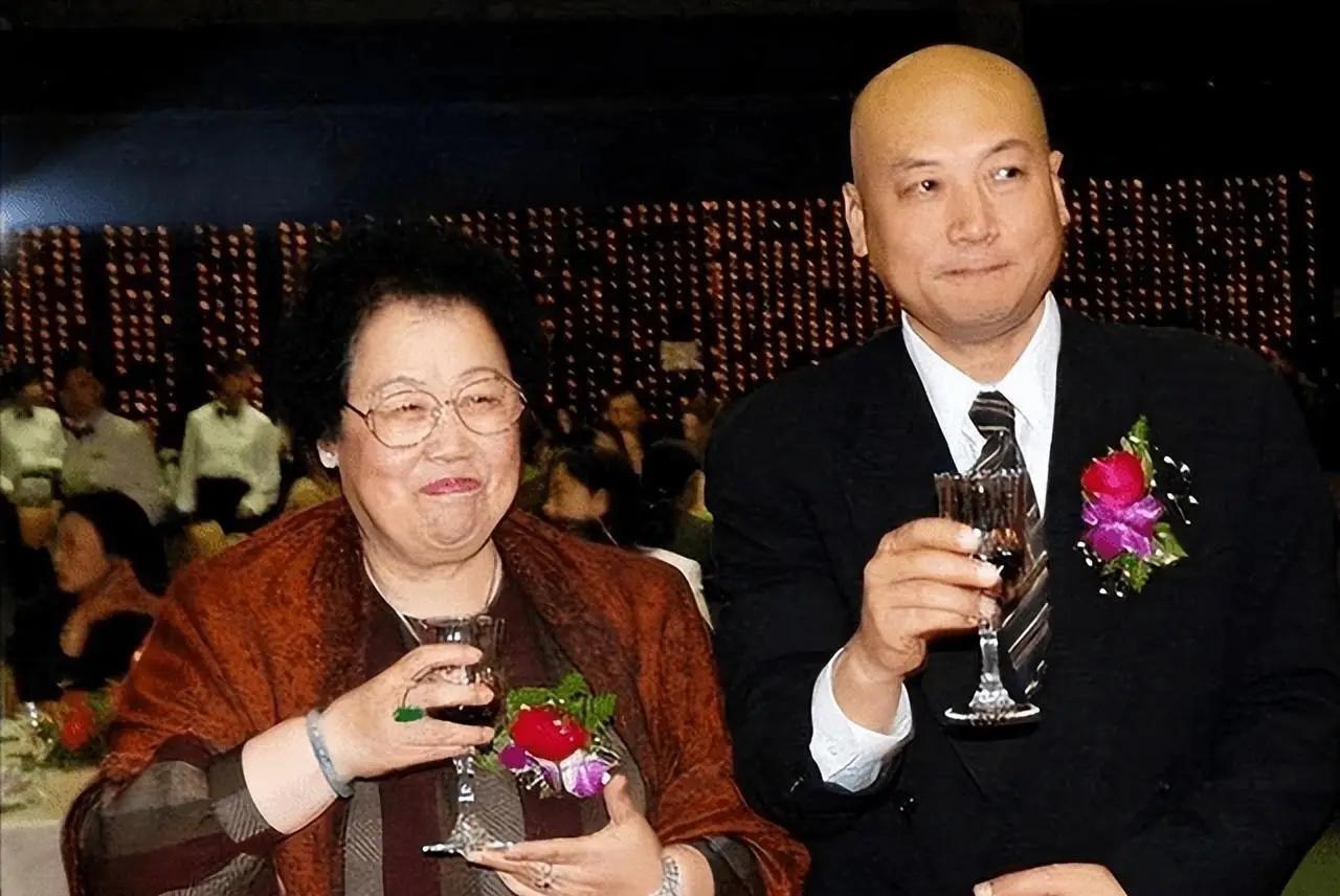 演员迟重瑞说：“有次我们一起合作过的朋友说要聚会，请我带上夫人一起，我告诉我夫人