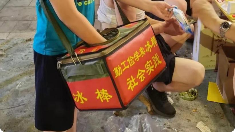 小孩卖冰棍顾客不给钱后续！报警都没用，路人看不下去仗义相助