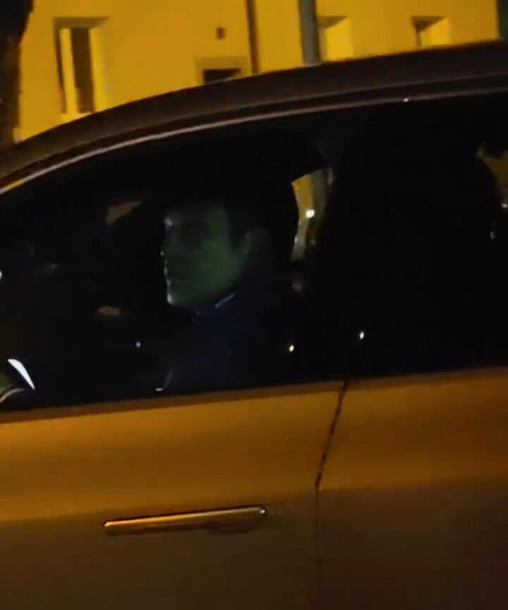谁懂这手打方向盘多帅气，振东在开车，还开着车窗，估计是刚和队友打完招呼！
越来越
