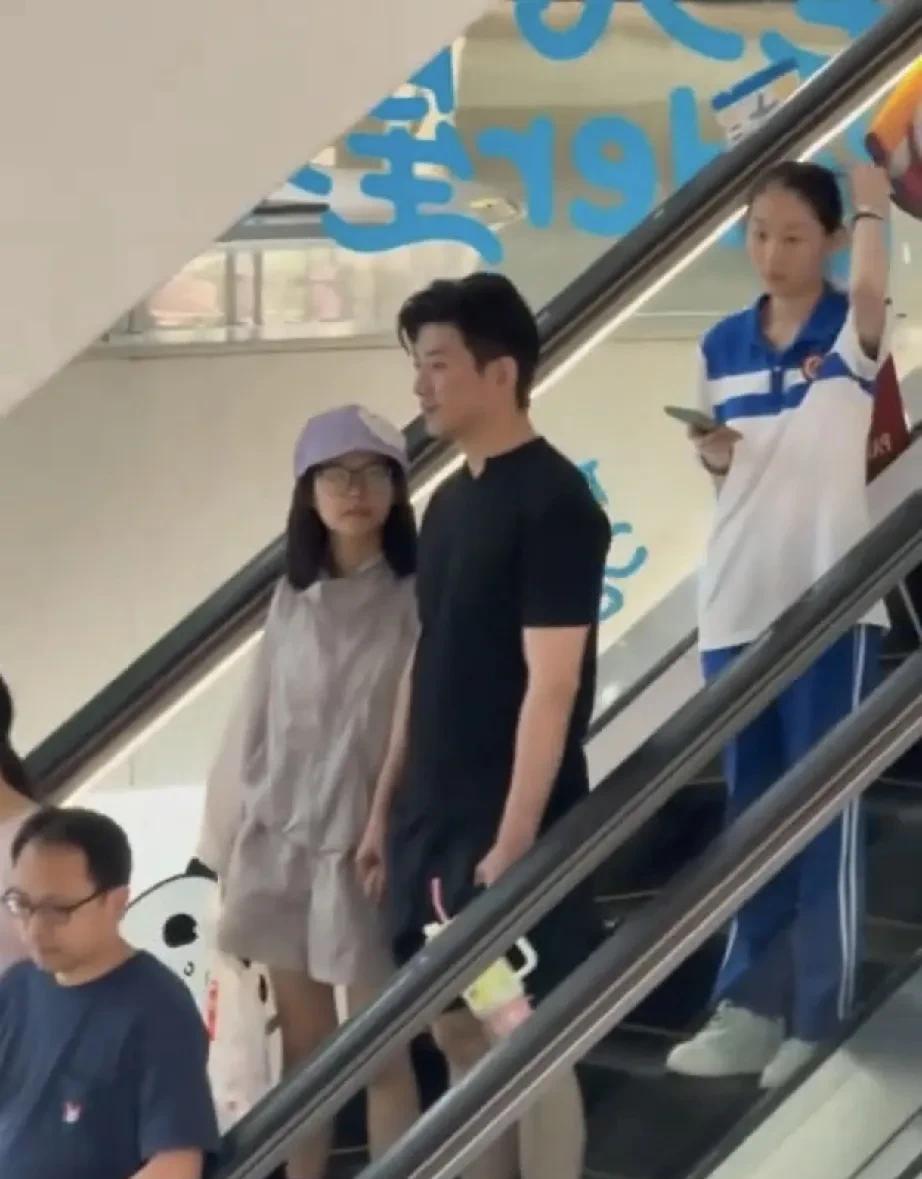 于龙杨伊璐他俩真的在一起了呀！手拉手逛商场，看上去像老夫老妻！平时还挺喜欢看他俩