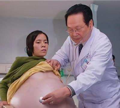[太阳]2009年，怀胎12个月的女人，在丈夫的陪同下，挺着巨肚，来到了广州医院