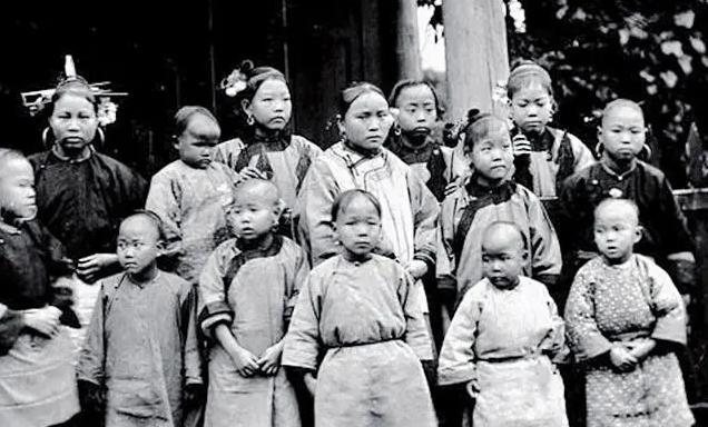 1854年，一艘载着47名中国幼女的英国轮船，悄悄驶离了宁波港，但在轮船底层的暗