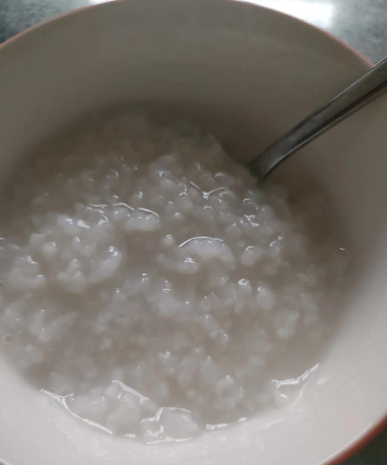 今晚吃的稀饭，
炒个一盘青菜，
黄瓜炒火腿肠，
超级简单的菜。
#今天吃什么#