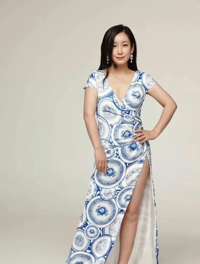 秦海璐这身材发福不少啊！以后再出演角色演什么呢？身材这么胖，还穿旗袍，露着大粗腿