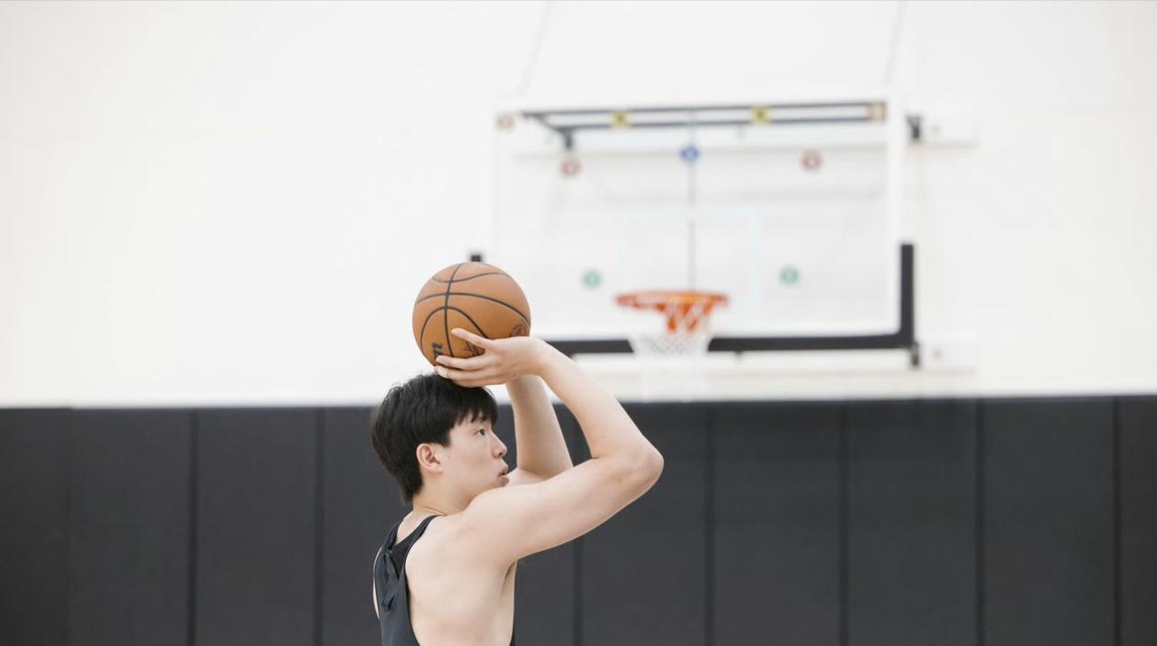 杨瀚森还需提升力量，否则难以在NBA内线立足！
杨瀚森在社交平台晒出了自己近期训