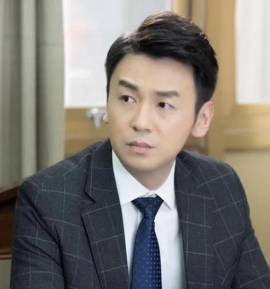 演员雷佳音说：“有次我去和朋友们吃饭，在饭桌上有位朋友跟我说到，佳音啊，我怎么觉