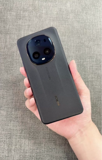 友商真的要坐不住了，荣耀太硬了，果子来了也不行！看看126版本的荣耀Magic 