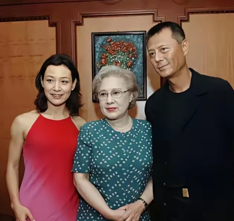照片中的三位人物是陈冲、秦怡和刘德凯。
如果您对刘德凯感到面熟但一时想不起来，可