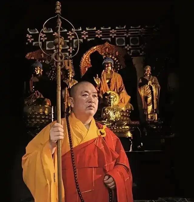 王炸！
网传少林寺60岁的方丈被带走调查。
媒体向寺内三位法师求证，得到了三种神