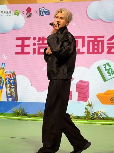 王浩信怎么变了，还是跟YOYO在一起的时候看真比较有品味，有感觉。果然，不能抛弃