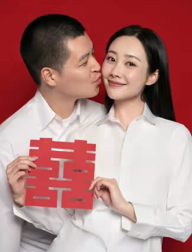 李纯结婚了，老公是马頔，他们俩在10月2日中午12点，同一时间在个人账号官宣结婚