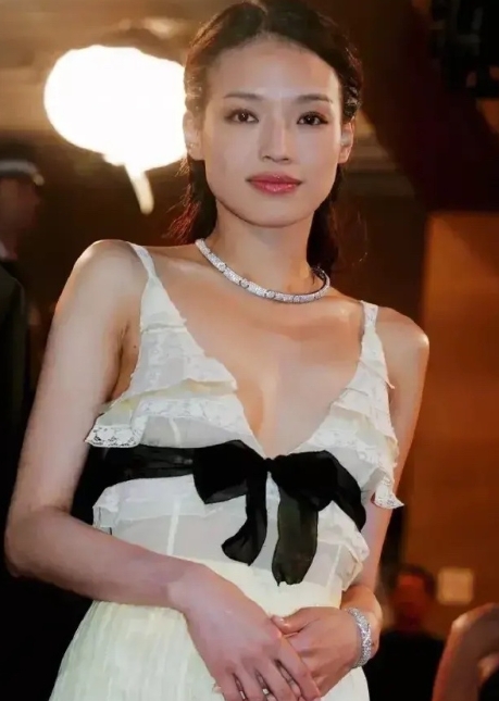 以前的镜头好真实啊，有些雀斑却在舒淇脸上好自然，丝毫不影响美人的颜值！