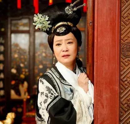 1722年，康熙驾崩，遗诏册封皇四子胤禛为继承人。德妃闻讯悲恸欲绝，哭喊着要为先