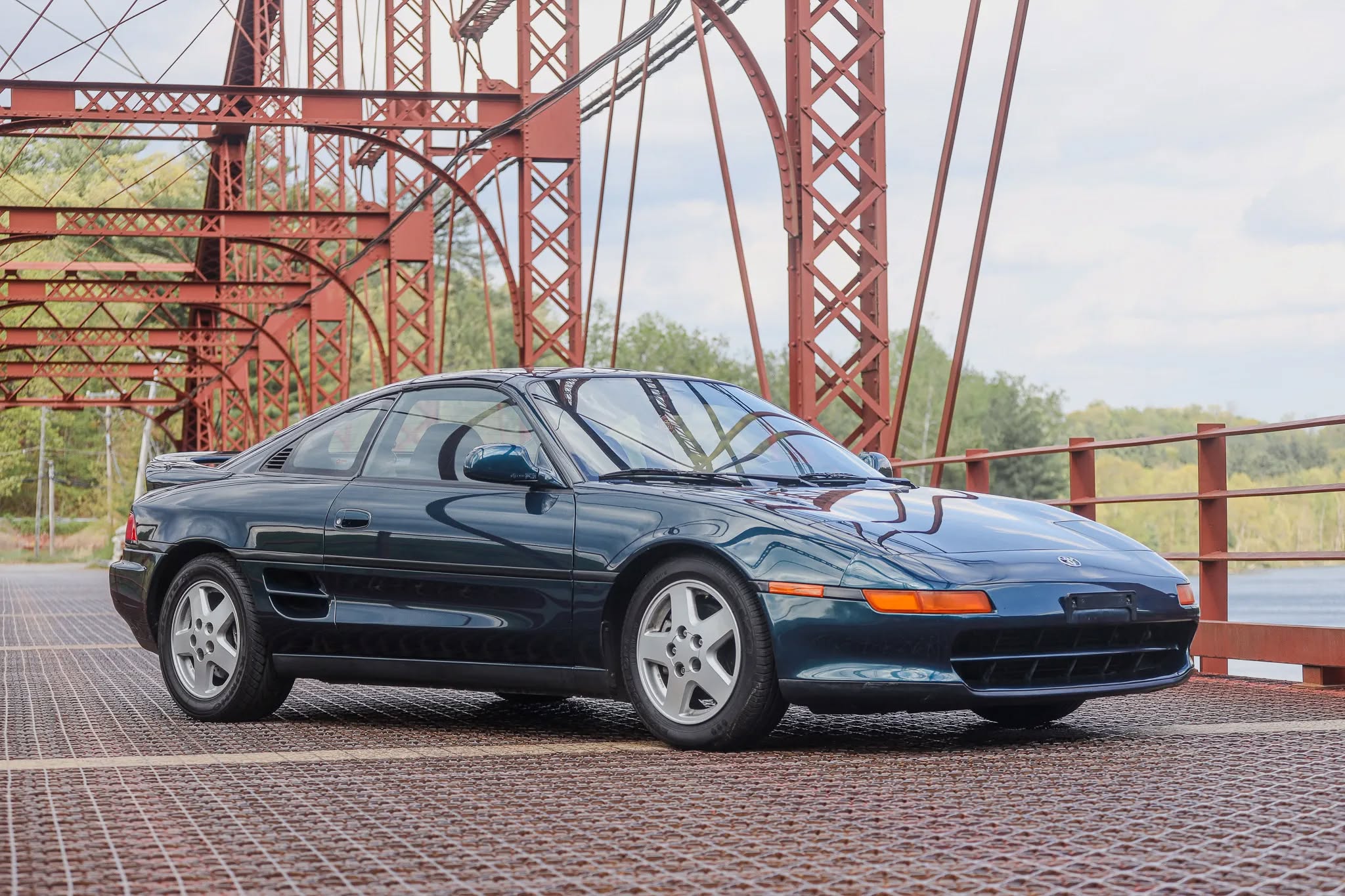 1992年款丰田 MR2 是一款中置发动机、后轮驱动的跑车，拥有灵敏的操控性和流